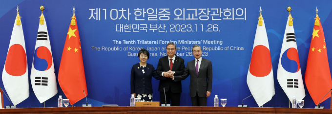 한·중·일 정상회의 개최일이 최종 조율 중인 것으로 알려졌다. 지난해 11월26일 부산 해운대구 APEC누리마루하우스에서 열린 제10차 한일중 3국 외교장관 회의에 참석한 가미카와 요코(왼쪽부터) 일본 외무상과 박진 외교부 장관, 왕이 중국 공산당 중앙외사공작위원회 판공실 주임 겸 외교부장이 손을 맞잡고 기념촬영을 하고 있다. /사진=뉴시스(공동취재)