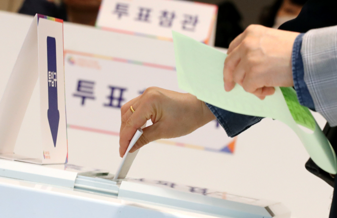 경기 고양시 일산서구 한 투표소에 투표하러 간 유권자가 자신의 선거인명부에 이미 서명이 돼 항의하는 사례가 발생한 가운데 중앙선거관리위원회(선관위)는 동명이인에 따른 '해프닝'이라고 설명했다. 제22대 국회의원선거 투표일인 10일 대전 서구 도마1동 도마e편한세상포레나 어린이도서관에 마련된 제2투표소. 사진은 기사내용과 무관. /사진=뉴스1