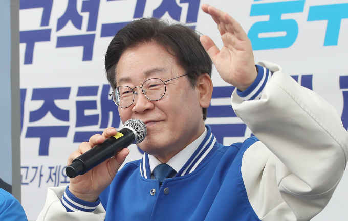 이재명 더불어민주당 대표가 10일 자신의 페이스북에 "마지막까지 투표를 독려해달라"고 호소했다. 사진은 이 대표가 지난 8일 서울 중구 신일교회 앞에서 박성준 민주당 후보(서울 중·성동을) 지지 유세 중인 모습. /사진=뉴스1