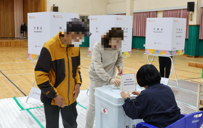 광주에서 사전 투표 당시 타인의 신분증을 걸러내지 못해 본투표 당일 중복 투표될 뻔한 일이 발생해 선관위 관리 문제가 불거질 것으로 보인다. 사진은 10일 오전 광주 광산구 월곡초등학교에 마련된 투표소에서 유권자가 투표하는 모습. 기사 내용과는 무관. /사진=뉴스1