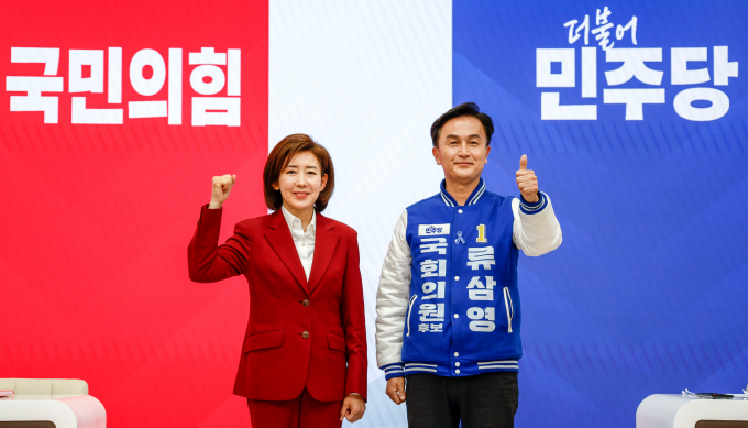 10일 오후 4시 기준 동작구(66.4%)가 서울 관내에서 제22대 국회의원 선거 투표율 1위를 기록하고 있다. 사진은 지난 1일 서울 서초구 한국세무사회에서 열린 제22대 국회의원 선거 후보자 토론회에 앞서 서울 동작을에 출마한 나경원 국민의힘 후보(왼쪽)와 류삼영 더불어민주당 후보(오른쪽)가 기념촬영을 하는 모습. /사진=뉴시스