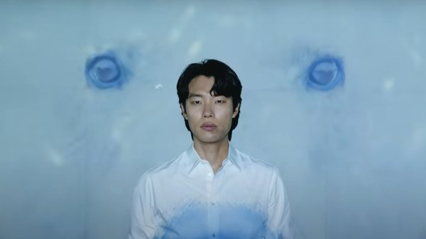 배우 류준열이 '파3 콘테스트'에 김주형 선수의 캐디로 참가한다. 사진은 그린피스 서울사무소 유튜브 채널에 게시된 '나는 북극곰입니다' 영상 속 류준열. /사진=그린피스 서울사무소 유튜브 캡처