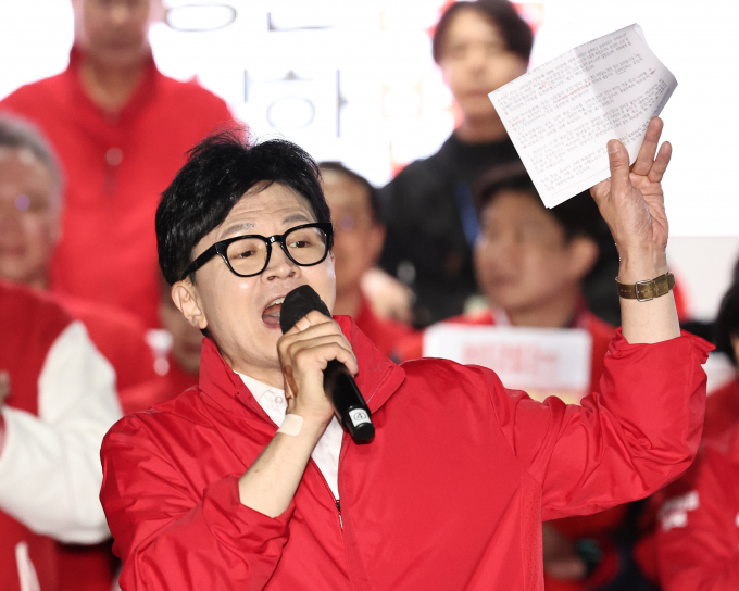 4·10 총선 당일인 10일 한동훈 국민의힘 비상대책위원장 겸 총괄선거대책위원장은 투표장으로 나와달라는 메시지를 잇달아 내며 투표 독려에 나섰다. 사진은 지난 9일 서울 중구 청계광장에서 총선 파이널 유세를 갖고 지지를 호소한 한 위원장. /사진=뉴스1