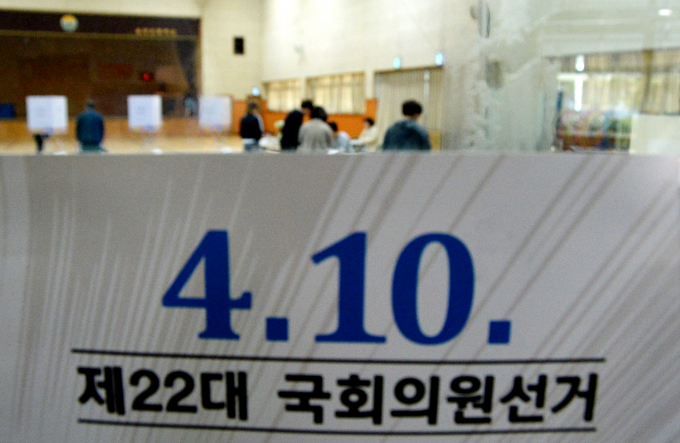 22대 국회의원 선거일인 10일 오전 충북 청주시 청원구 율량초등학교에 마련된 투표소를 찾은 유권자들이 투표를 하고 있다. / 사진=뉴시스 조성현 기자 