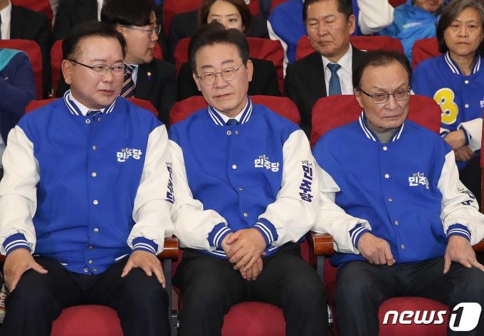 [사진] 개표 상황실 찾은 이재명 대표