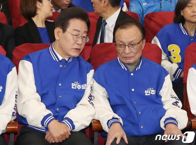[사진] 대화 나누는 이재명·이해찬