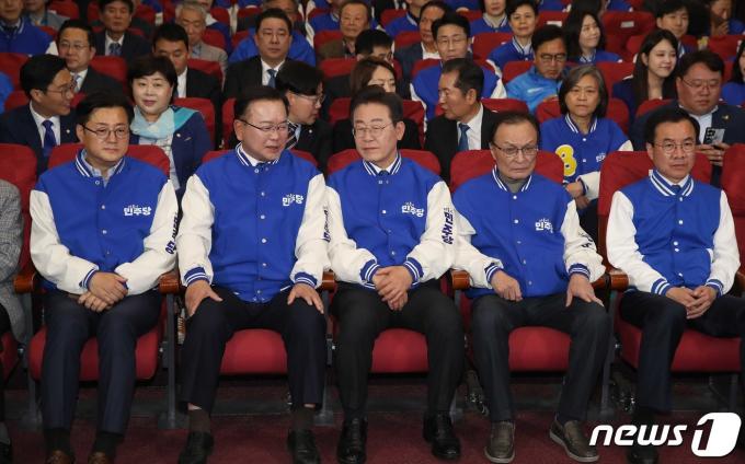 [사진] 개표 상황실에 모인 더불어민주당 지도부