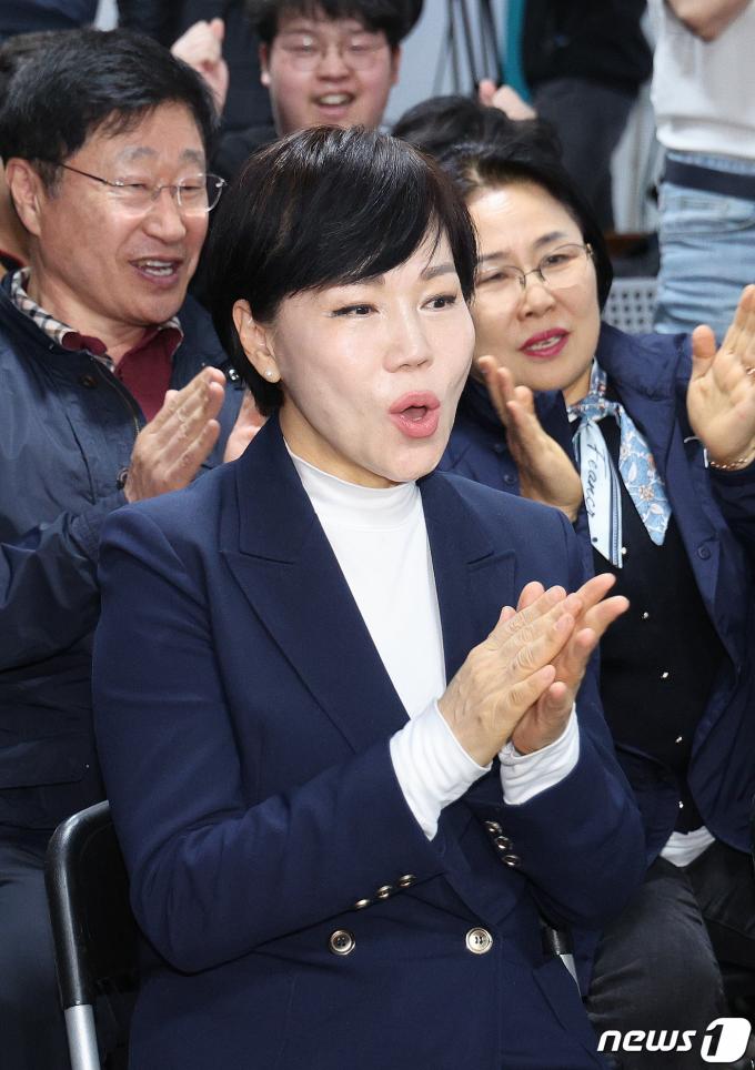 [사진] 환호하는 전현희 후보