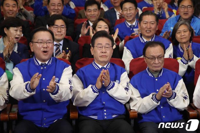 [사진] 출구조사 결과에 환호하는 민주당