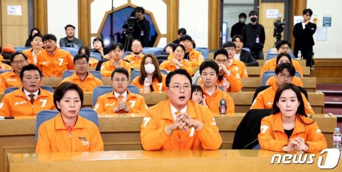 [사진] 출구조사 발표 지켜보는 개혁신당