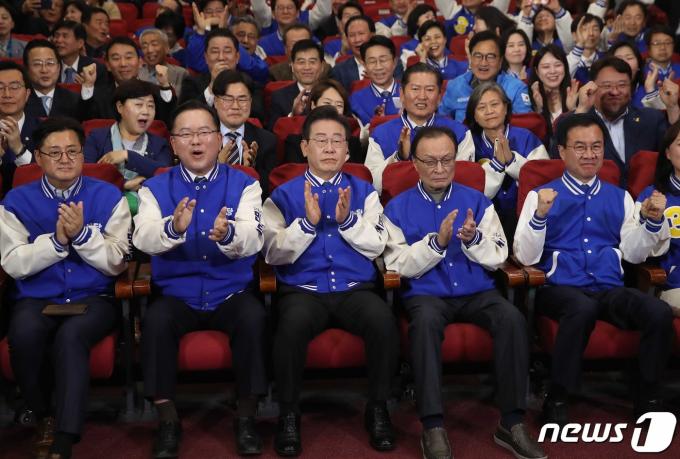 [사진] 환호하는 민주당