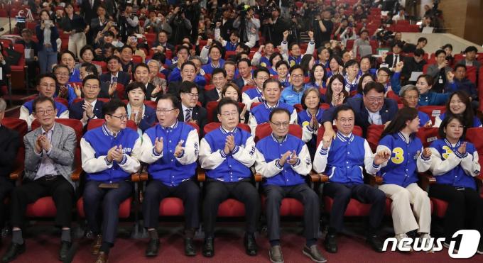 [사진] 환호하는 더불어민주당