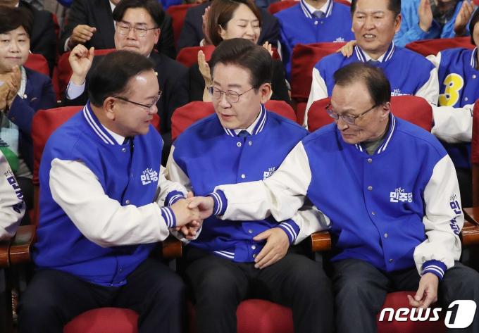 [사진] 이재명·이해찬·김부겸 '출구조사 결과 압승'