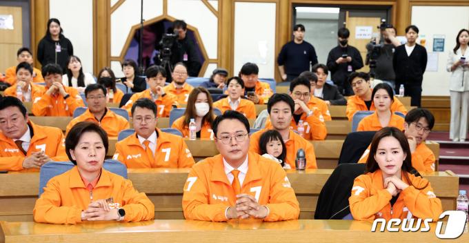 [사진] 출구조사 발표 지켜보는 개혁신당