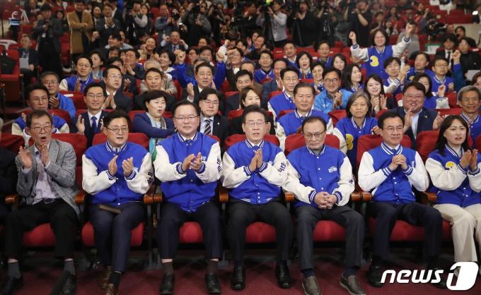 [사진] 환호하는 더불어민주당