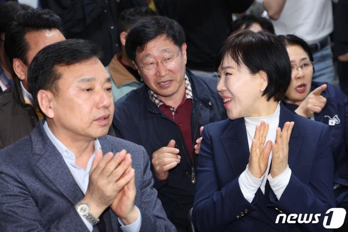 [사진] 지지자들과 대화하는 전현희 후보