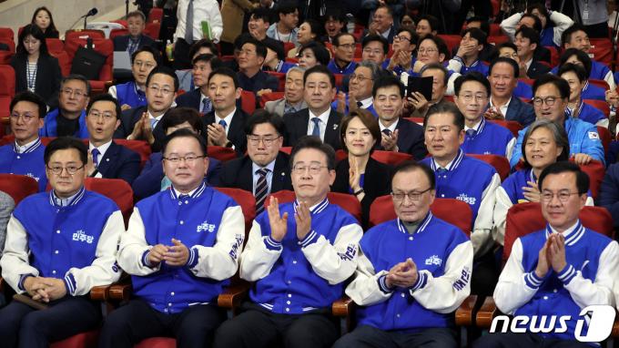 [사진] 출구조사 결과에 환호하는 민주당