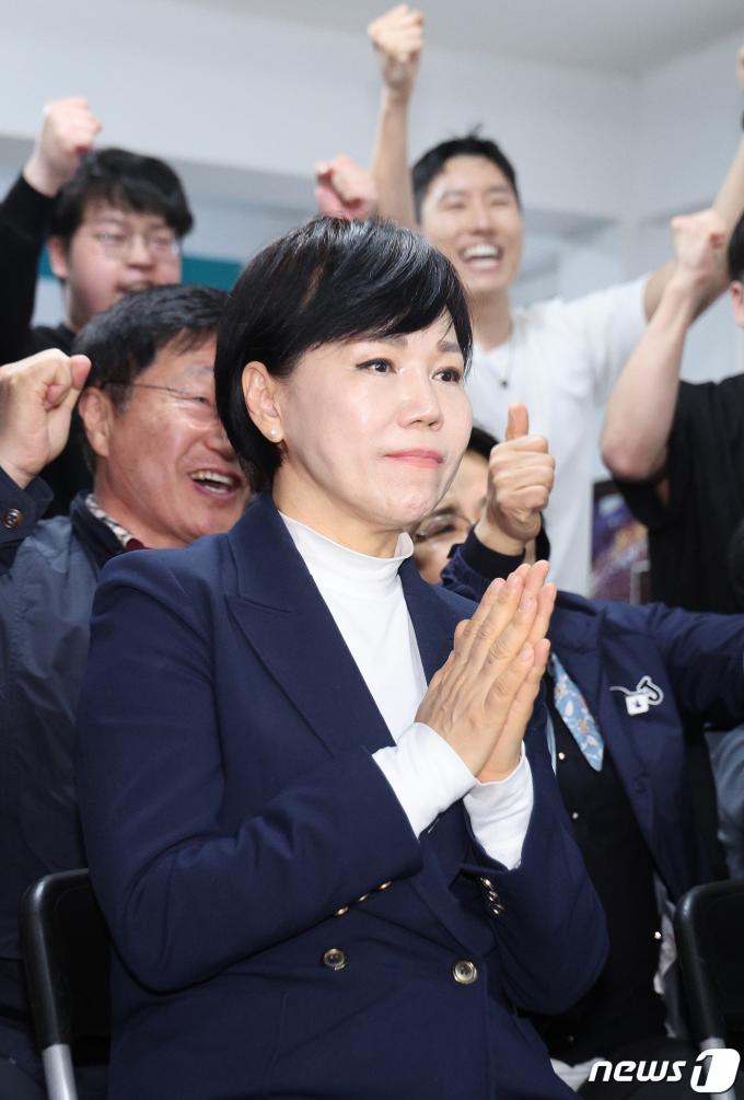 [사진] 출구조사 결과 발표 지켜보는 전현희 후보