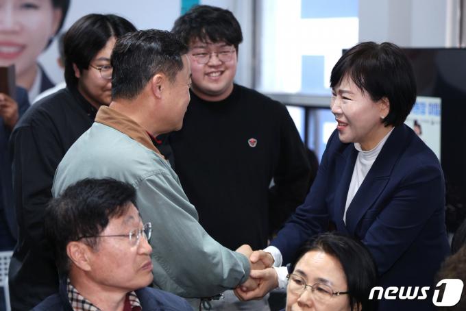 [사진] 지지자들과 기쁨 나누는 전현희