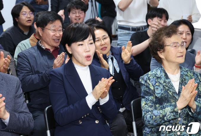 [사진] 방송사 출구조사 시청하는 전현희 후보