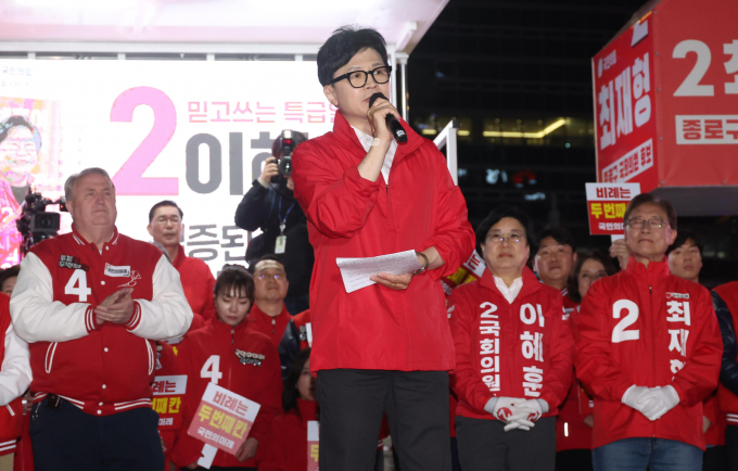 한동훈 국민의힘 비상대책위원장이 9일 오후 서울 중구 청계광장에서 열린 '국민의힘으로 대한민국살리기' 제22대 총선 파이널 총력유세에서 시민들에게 지지를 호소하고 있다. / 사진=뉴시스 조성봉 기자 