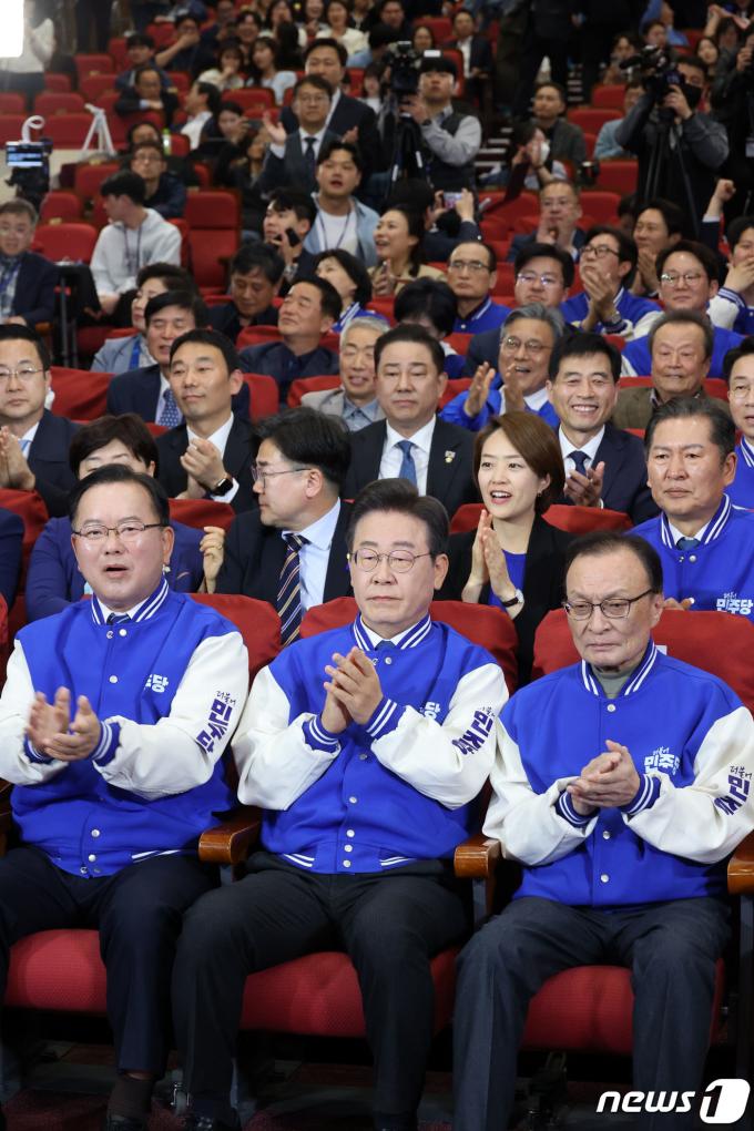 [사진] 박수치는 민주당