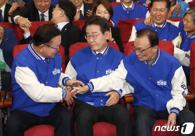 [사진] 이재명·이해찬·김부겸 '총선 압승'