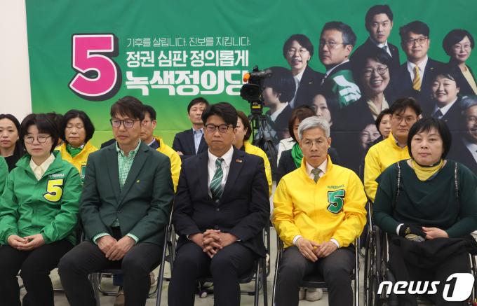 [사진] 녹색정의당, 출구조사 발표 시청