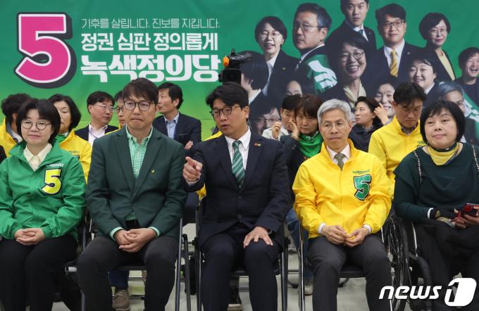 [사진] 굳은 표정의 녹색정의당