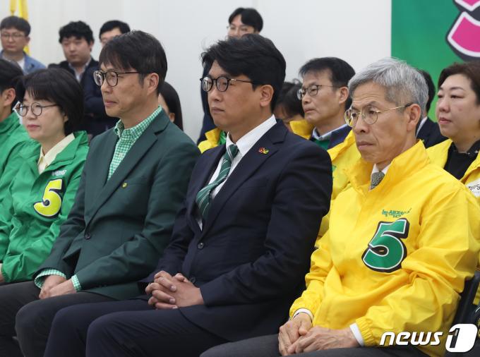 [사진] 개표상황 출구조사 시청하는 김준우 상임선대위원장