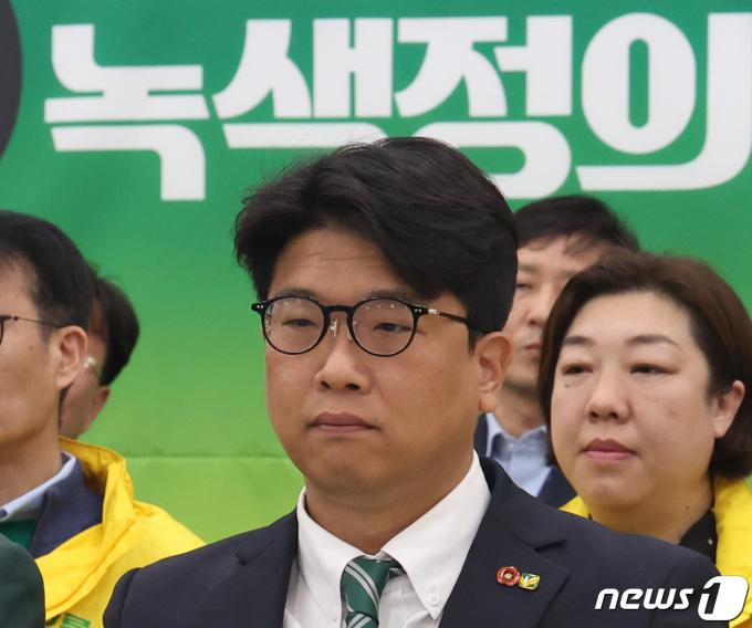 [사진] 출구조사 발표 시청하는 김준우 녹색정의당 상임선대위원장