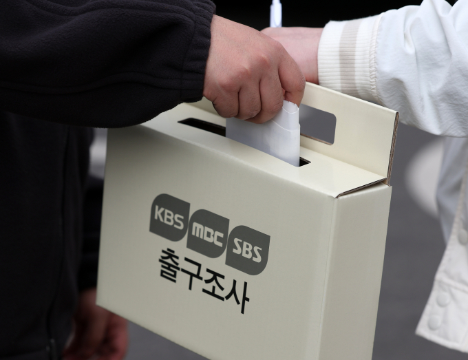 제22대 국회의원 선거일인 10일 서울 영등포구 영등포동자치회관에 마련된 영등포동 제5투표소에서 투표를 마친 유권자가 출구조사에 응하고 있다. / 사진=뉴시스 김명년 기자 
