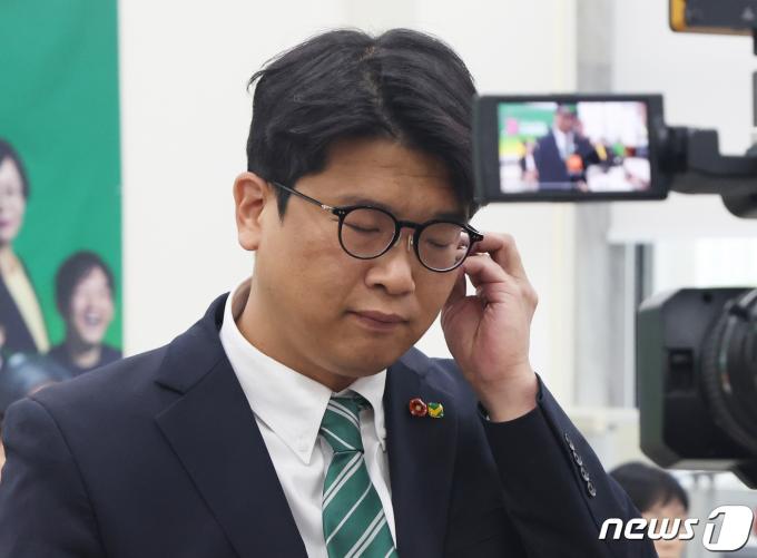 [사진] 방송사와 인터뷰 앞둔 김준우 녹색정의당 상임선대위원장