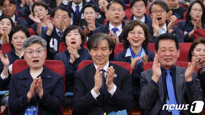 [사진] 출구조사 발표 시청하는 조국 대표