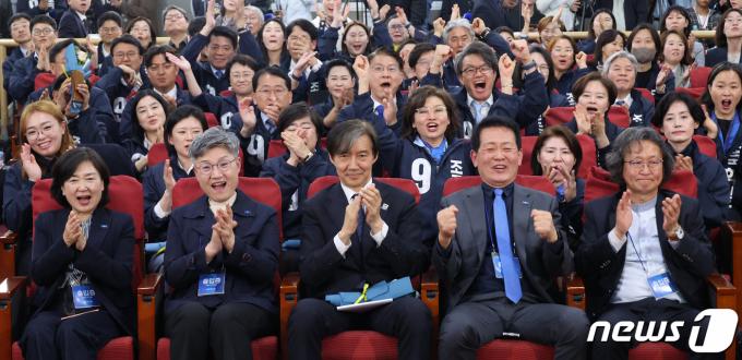 [사진] 출구조사 발표 시청하는 조국 대표