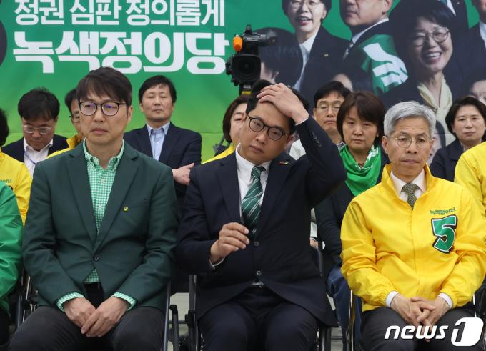[사진] 머리 쓸어올리는 김준우 녹색정의당 상임선대위원장