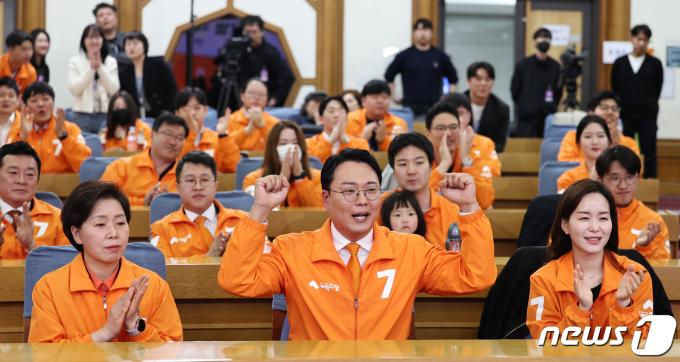 [사진] 개혁신당, '이준석 경합'에 환호