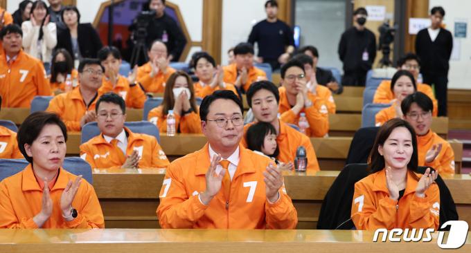 [사진] '이준석 경합 소식'에 손뼉치는 개혁신당