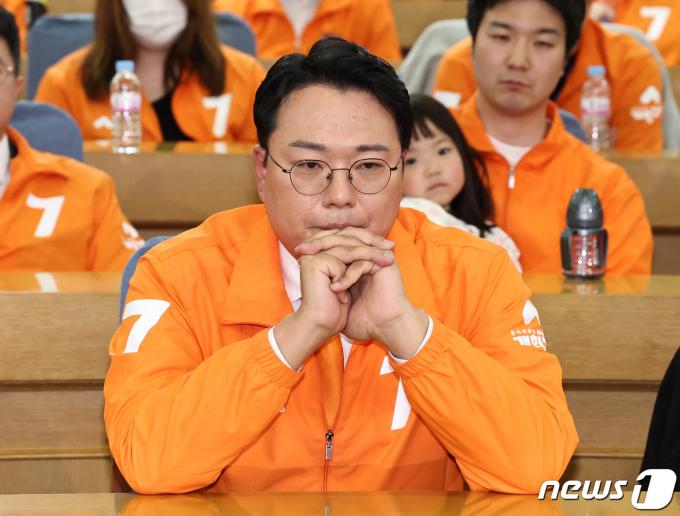 [사진] 출구조사 결과 지켜보는 천하람