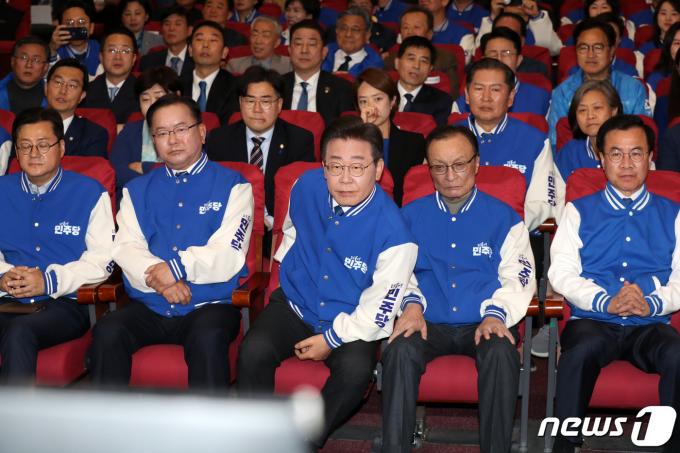 [사진] 출구조사 결과 지켜보는 민주당