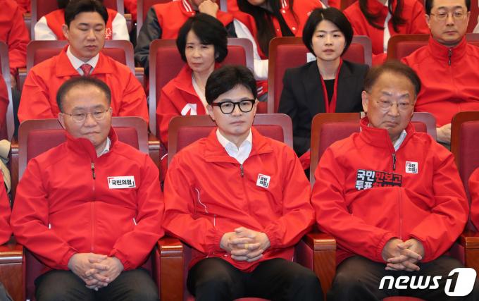[사진] 침통한 표정의 한동훈 비대위원장