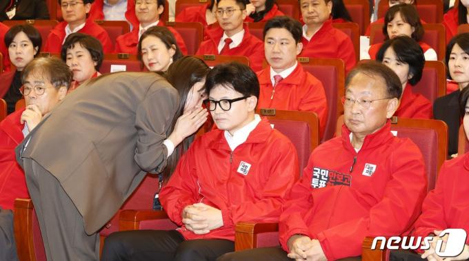 [사진] 개표 지켜보는 한동훈