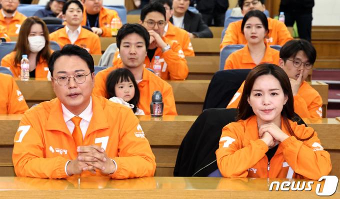 [사진] 출구조사 결과 지켜보는 이주영·천하람