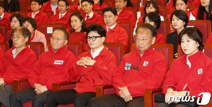 [사진] 개표 상황 지켜보는 국민의힘