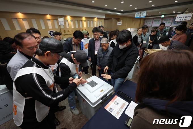 [사진] 개표소에 도착한 총선 투표함