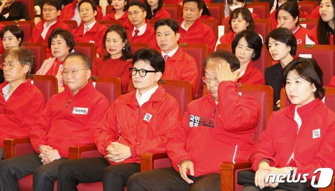 [사진] 굳은 표정으로 출구조사 결과 지켜보는 한동훈 비대위원장