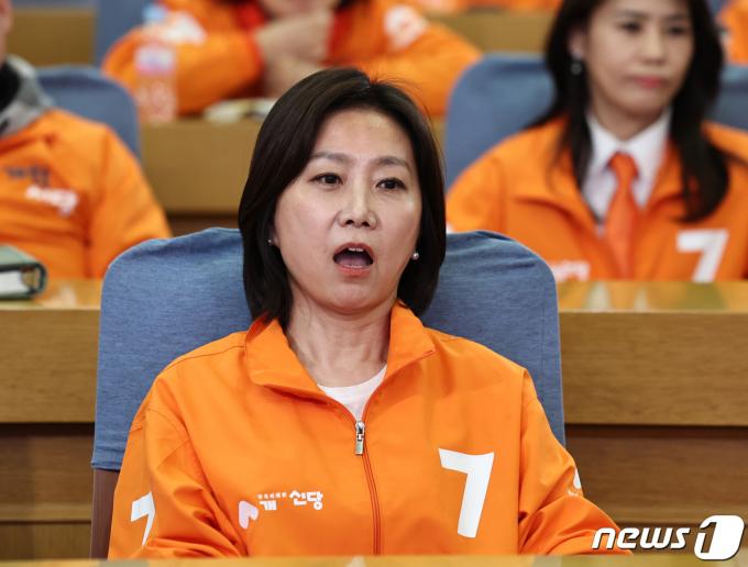 [사진] 서울 영등포갑 출구조사 지켜보는 허은아
