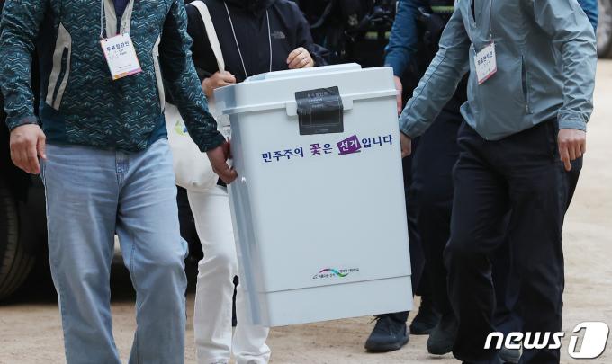 [사진] 개표소 도착한 총선 투표함