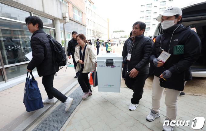 [사진] 개표소 도착한 투표함