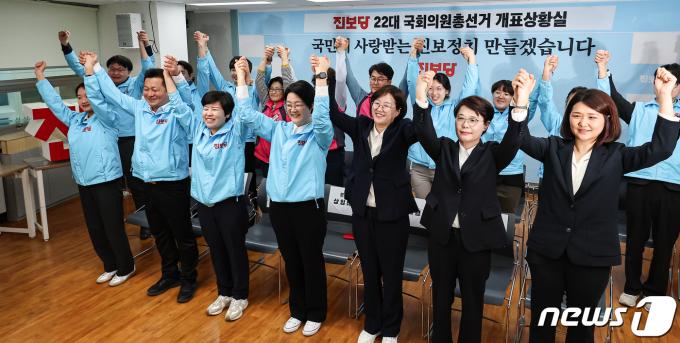 [사진] 출구조사 발표 후 환호하는 진보당